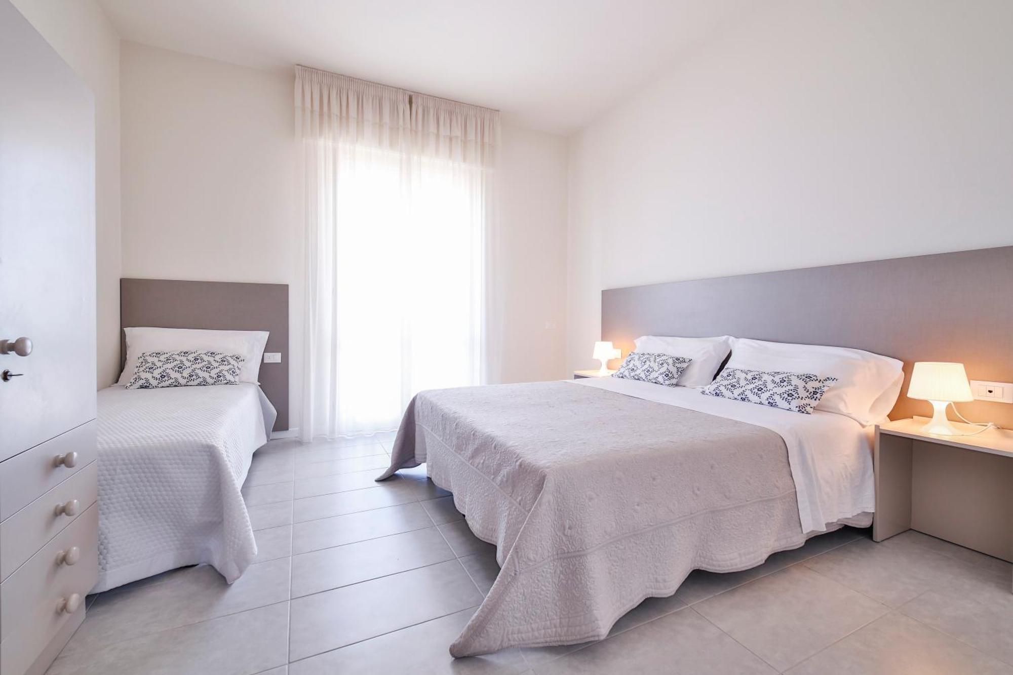 Ambasciatori Hotel - Beach Front -Breakfast Xxl & Brunch Until 12 30Pm Misano Adriatico Eksteriør billede