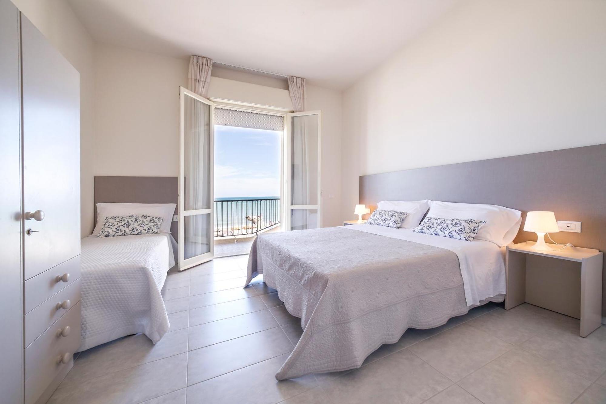 Ambasciatori Hotel - Beach Front -Breakfast Xxl & Brunch Until 12 30Pm Misano Adriatico Eksteriør billede