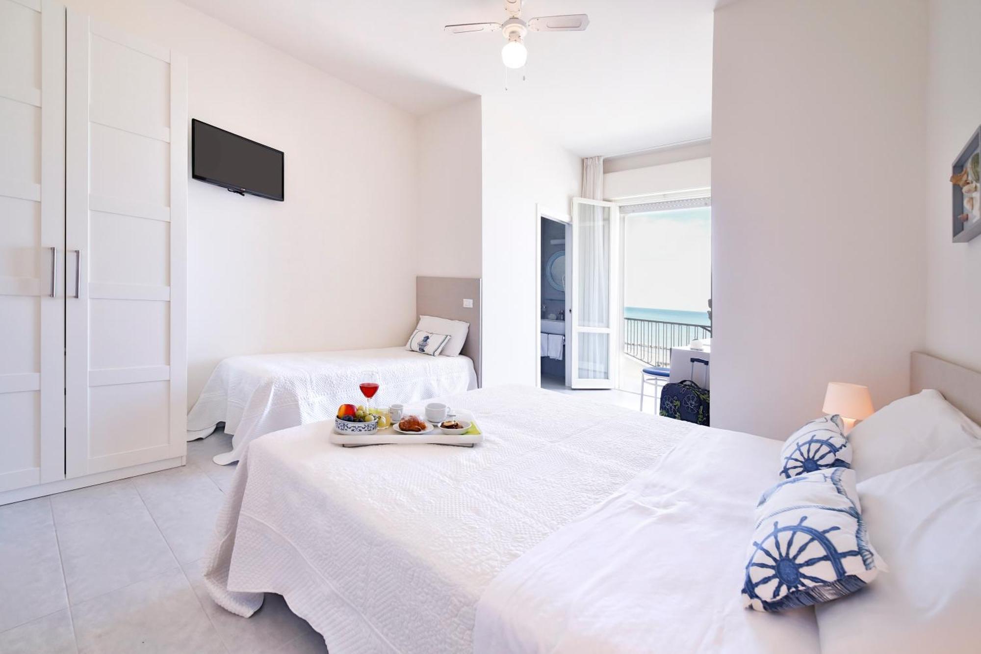 Ambasciatori Hotel - Beach Front -Breakfast Xxl & Brunch Until 12 30Pm Misano Adriatico Eksteriør billede