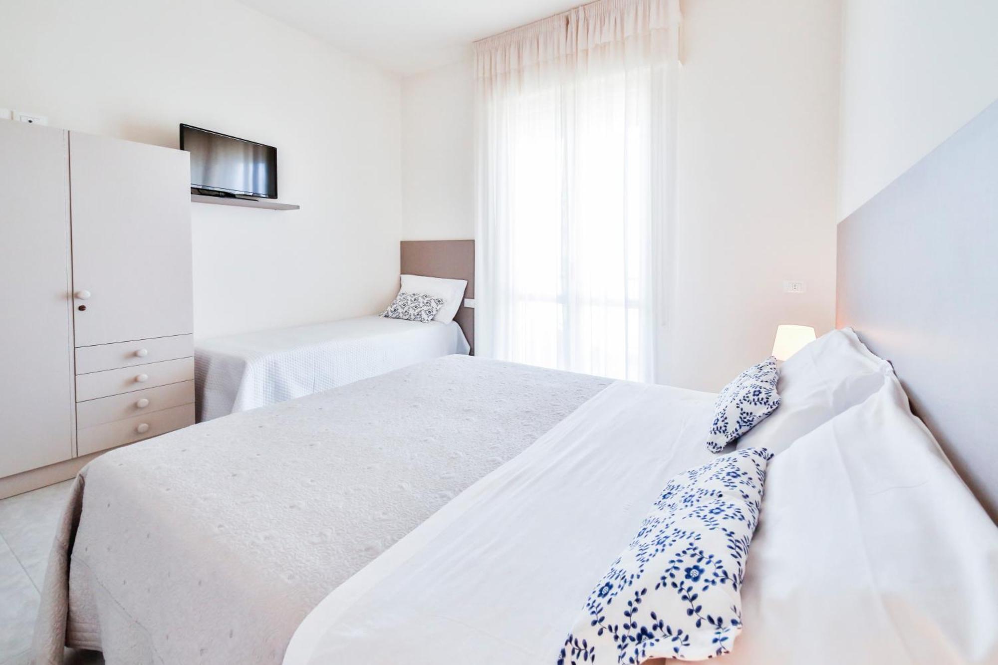 Ambasciatori Hotel - Beach Front -Breakfast Xxl & Brunch Until 12 30Pm Misano Adriatico Eksteriør billede