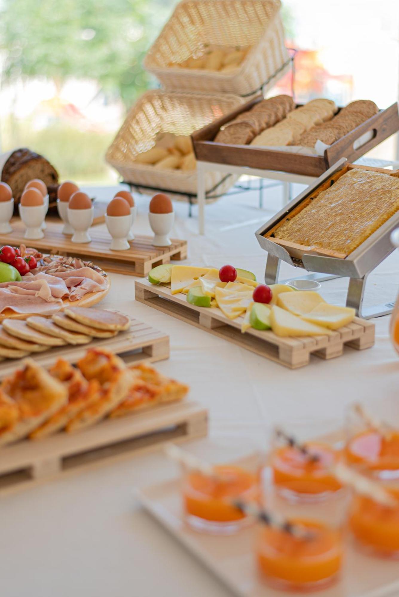 Ambasciatori Hotel - Beach Front -Breakfast Xxl & Brunch Until 12 30Pm Misano Adriatico Eksteriør billede