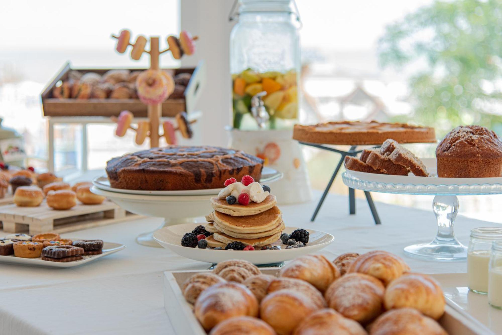 Ambasciatori Hotel - Beach Front -Breakfast Xxl & Brunch Until 12 30Pm Misano Adriatico Eksteriør billede
