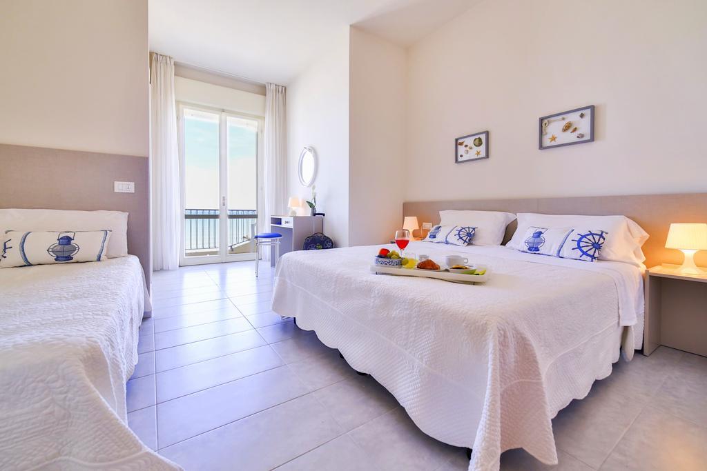 Ambasciatori Hotel - Beach Front -Breakfast Xxl & Brunch Until 12 30Pm Misano Adriatico Eksteriør billede