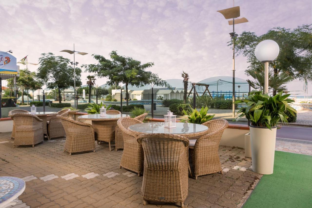 Ambasciatori Hotel - Beach Front -Breakfast Xxl & Brunch Until 12 30Pm Misano Adriatico Eksteriør billede