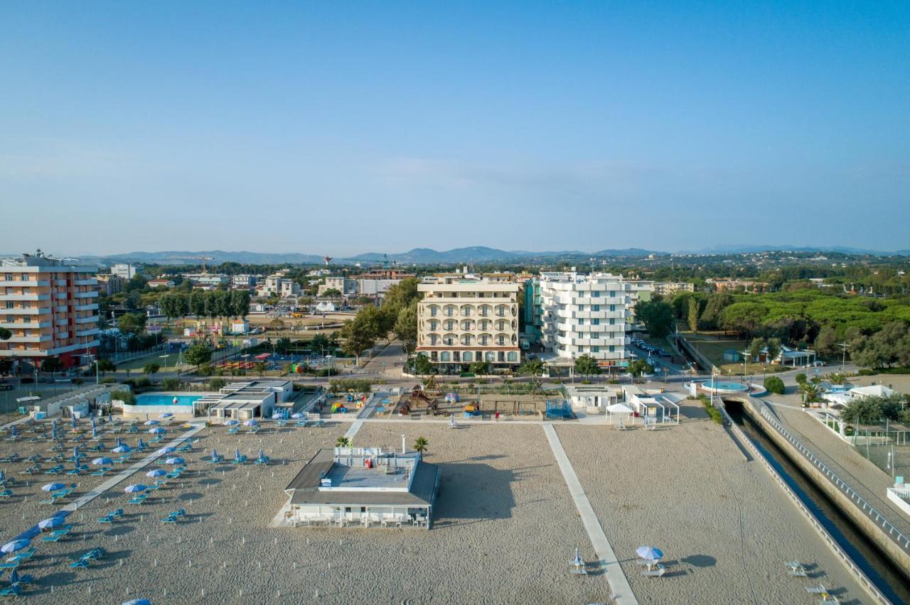 Ambasciatori Hotel - Beach Front -Breakfast Xxl & Brunch Until 12 30Pm Misano Adriatico Eksteriør billede