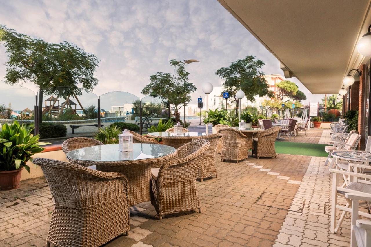Ambasciatori Hotel - Beach Front -Breakfast Xxl & Brunch Until 12 30Pm Misano Adriatico Eksteriør billede
